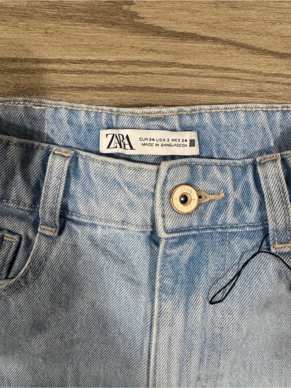 US Size 2 Zara High Rise Mom Denim Shorts Light Wash Distressed Coastal Cowgirl - Picture 3 of 3